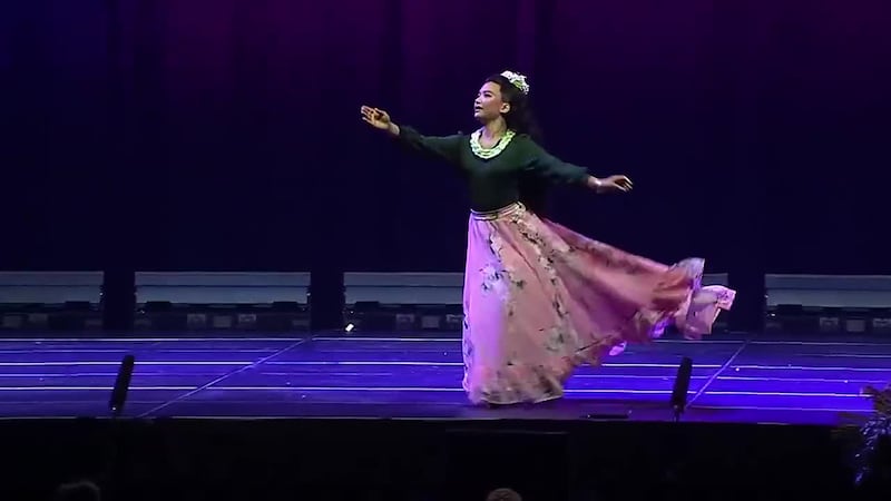 Miss Keiki Hula: Laulia Hali'alaulaninuiakea Dalire / Kumu Hula Keolalaulani Dalire / Halau...
